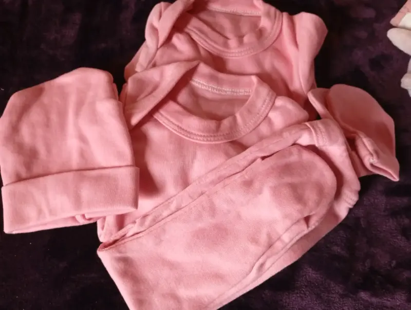 Ropa de bebé en tonos rosados y blancos - 4