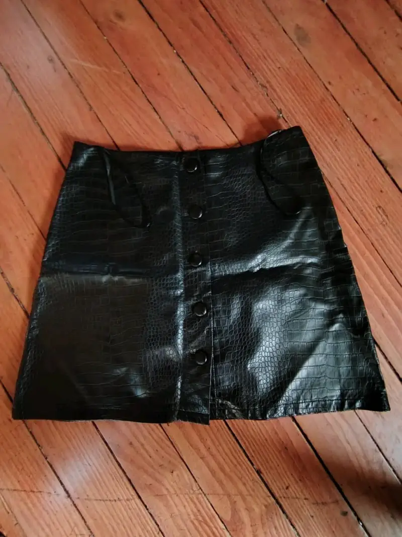 Falda corta negra de cuero sintético con botones - 2
