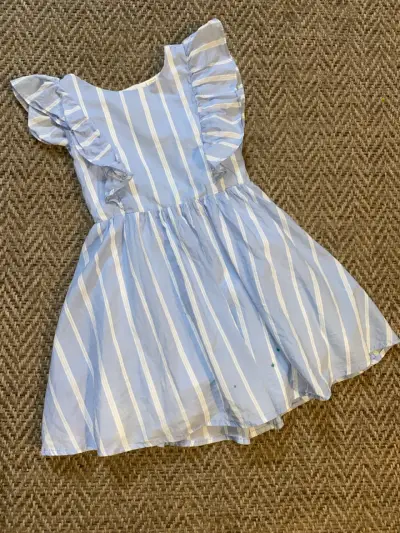 Vestido de niña a rayas azul con volantes - miniatura 1
