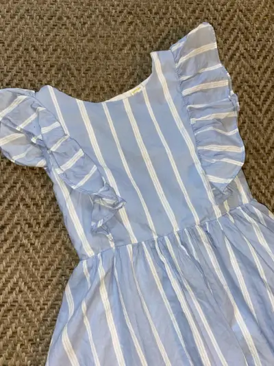 Vestido de niña a rayas azul con volantes - miniatura 3