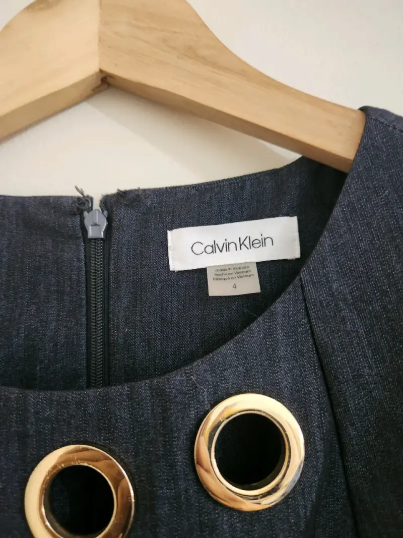 Vestido Calvin Klein azul con aros decorativos - 2