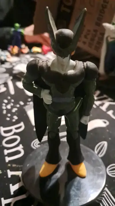 Figura de acción de personaje anime con base - miniatura 1