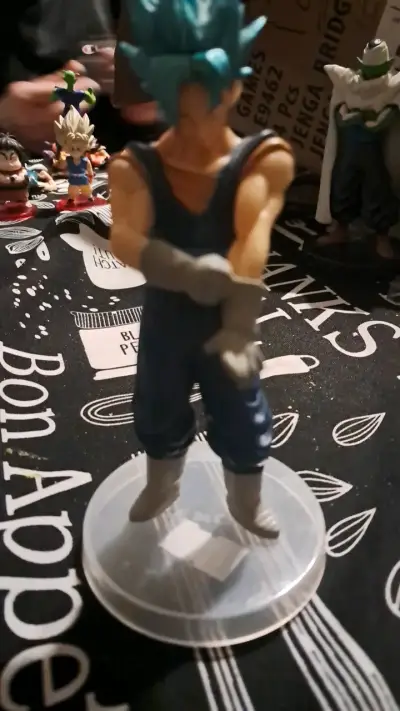 Figura de acción de personaje anime con cabello azul - miniatura 1