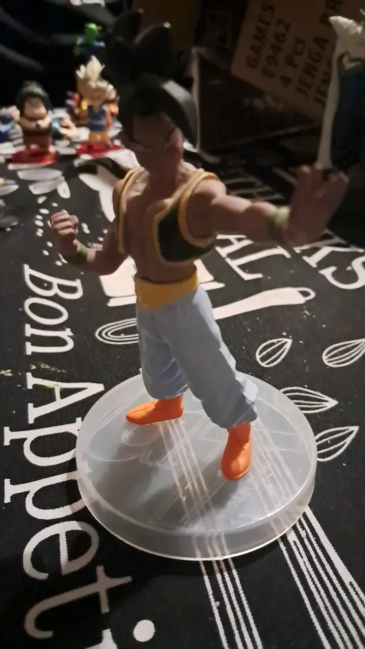 Figura de acción de personaje anime con base