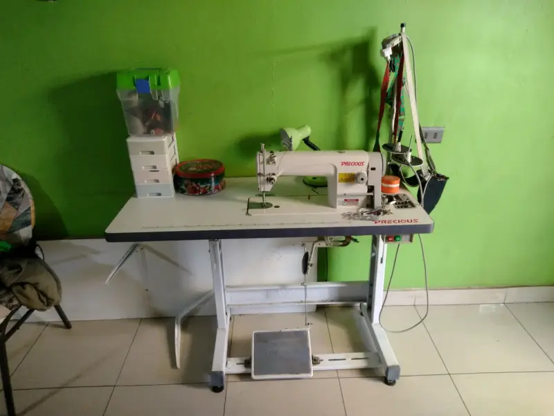 Máquina de Coser Industrial Precious con Mesa - 1