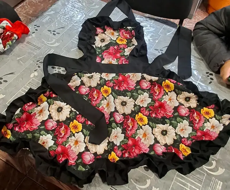Delantal con estampado floral y volantes - 2