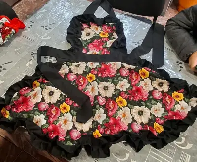 Delantal con estampado floral y volantes - miniatura 2