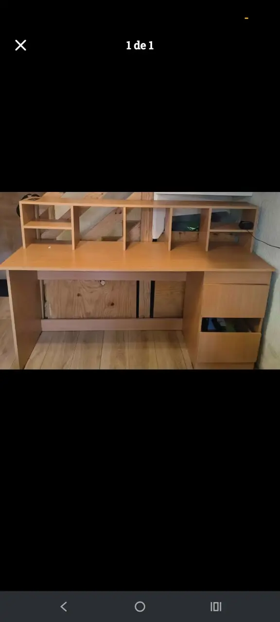 Escritorio de madera con estantes