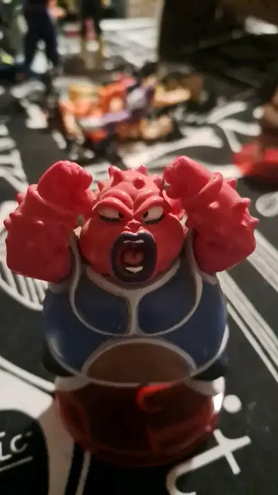 Figura de acción de personaje rojo con armadura - miniatura 1
