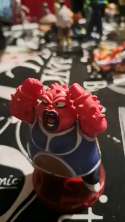Figura de acción de personaje rojo con armadura - miniatura 2
