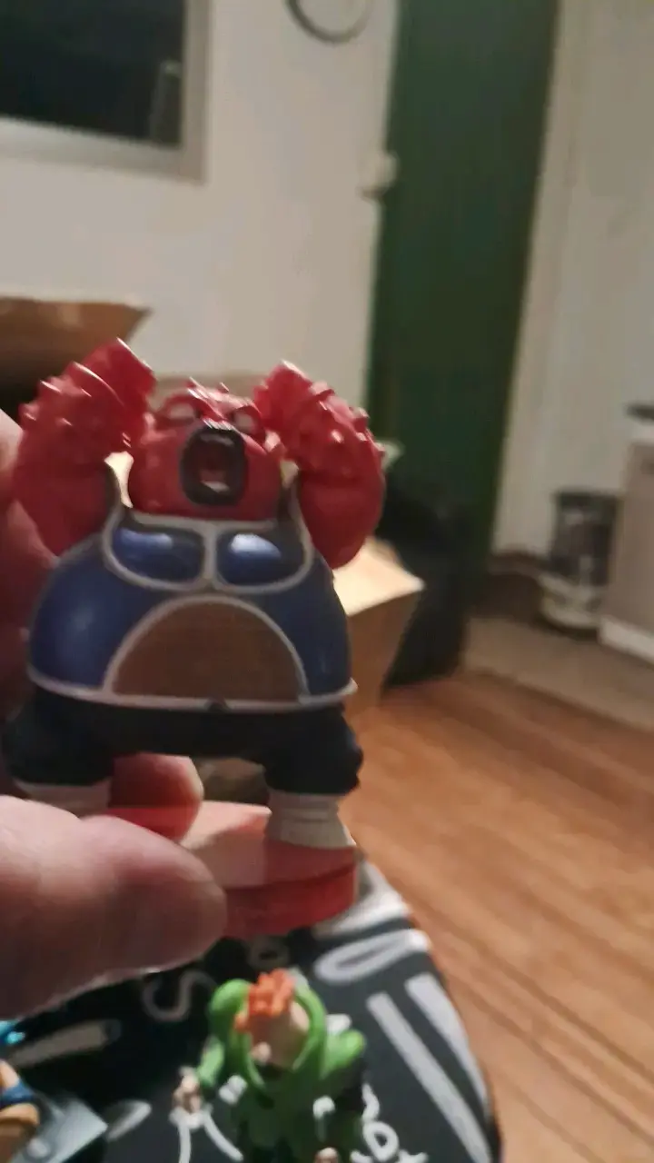 Figura de acción de personaje rojo con armadura - 3