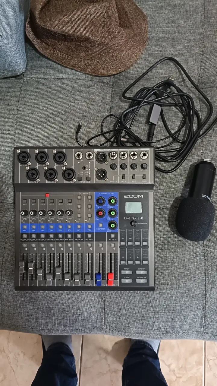 Mixer Digital Zoom Livetrack L-8 con Micrófono - 2