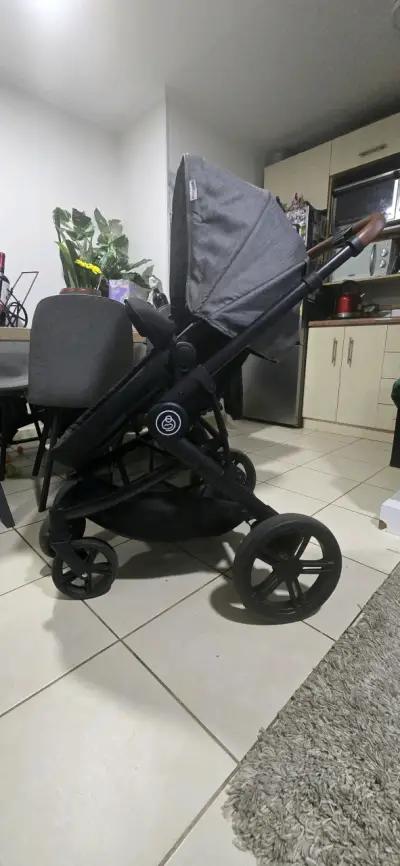Coche de bebé convertible negro con manillar marrón - miniatura 4