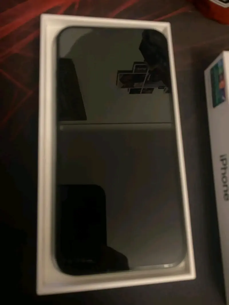 iPhone 13 en verde con caja original - 2