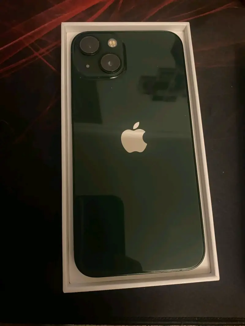 iPhone 13 en verde con caja original - 3