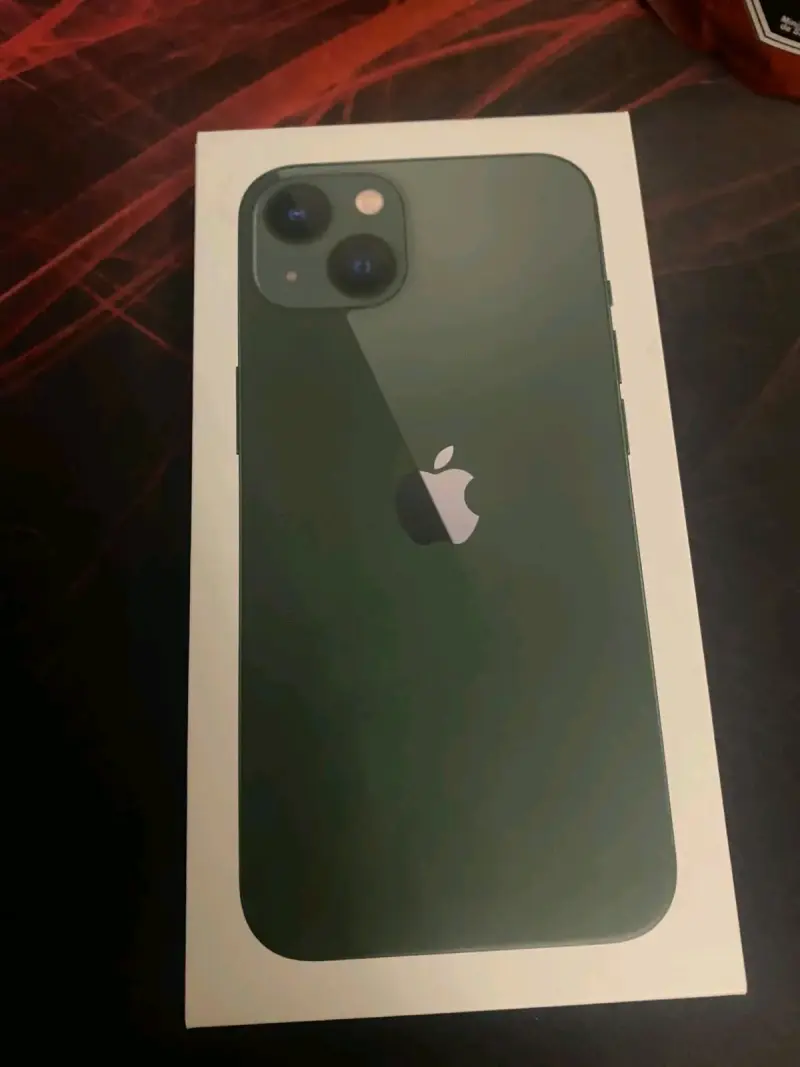 iPhone 13 en verde con caja original - 4