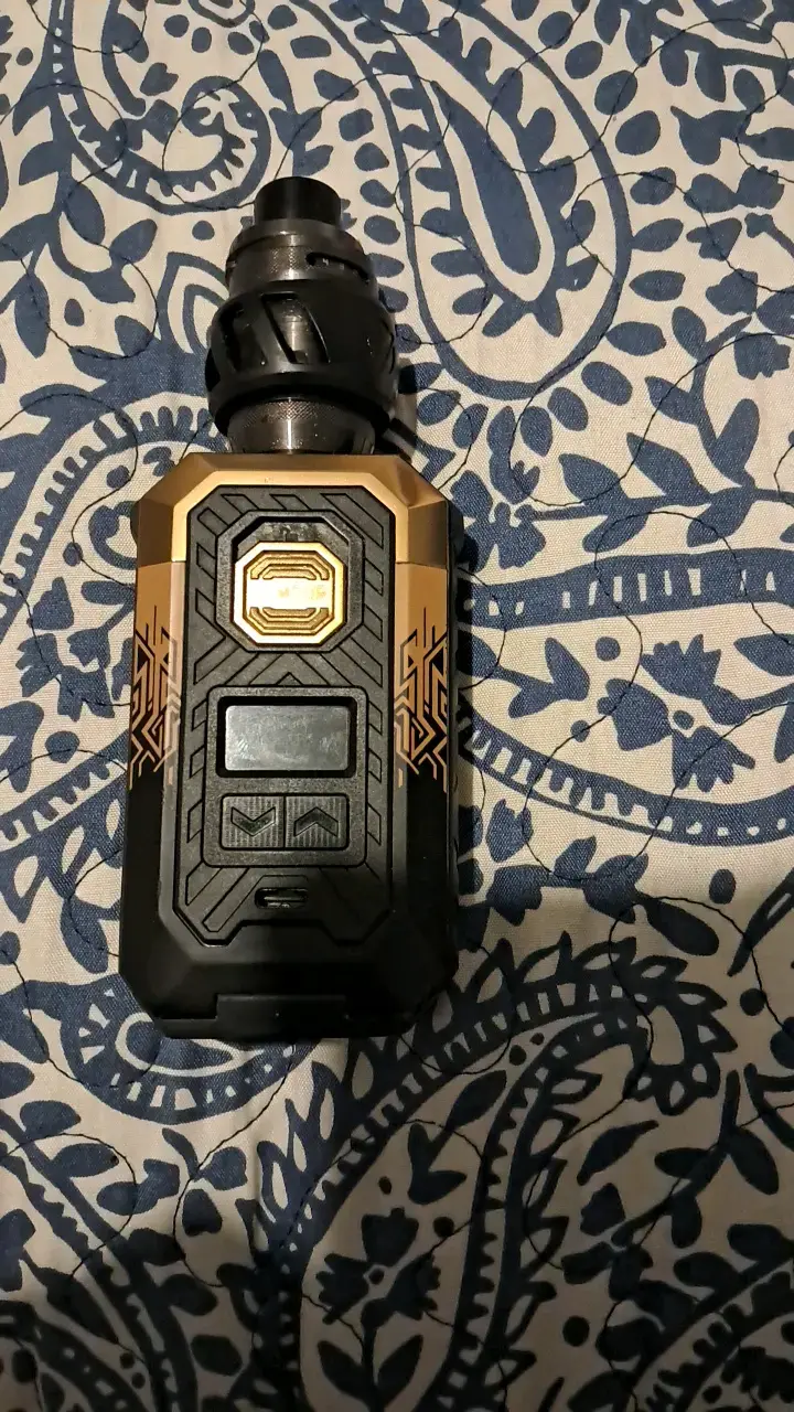 Vaporizador electrónico con diseño dorado y negro