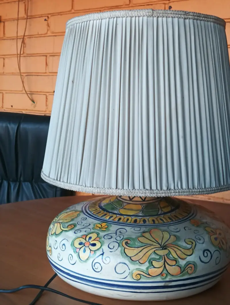 Lámpara de mesa cerámica con pantalla plisada - 1