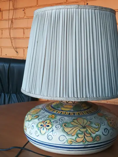 Lámpara de mesa cerámica con pantalla plisada - miniatura 1