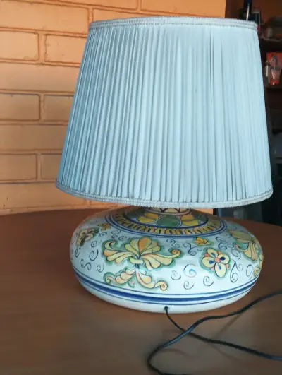 Lámpara de mesa cerámica con pantalla plisada - miniatura 2