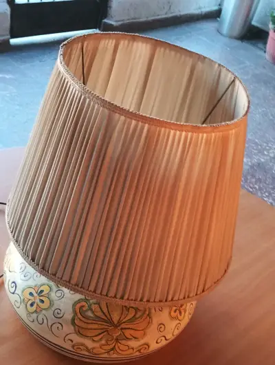Lámpara de mesa cerámica con pantalla plisada - miniatura 3