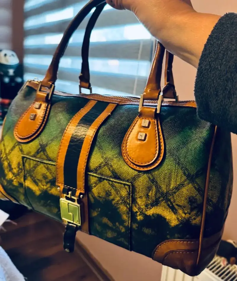 Bolso de mano con diseño verde, de Gwen Stefani