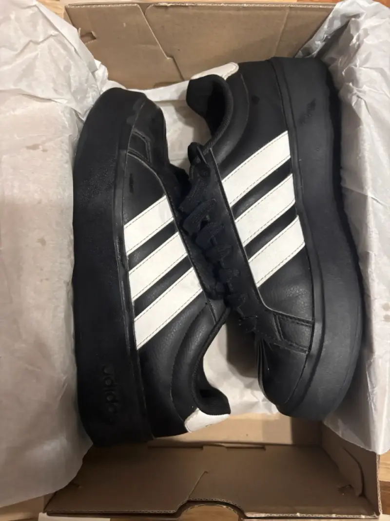 Zapatillas deportivas negras con franjas blancas - 3