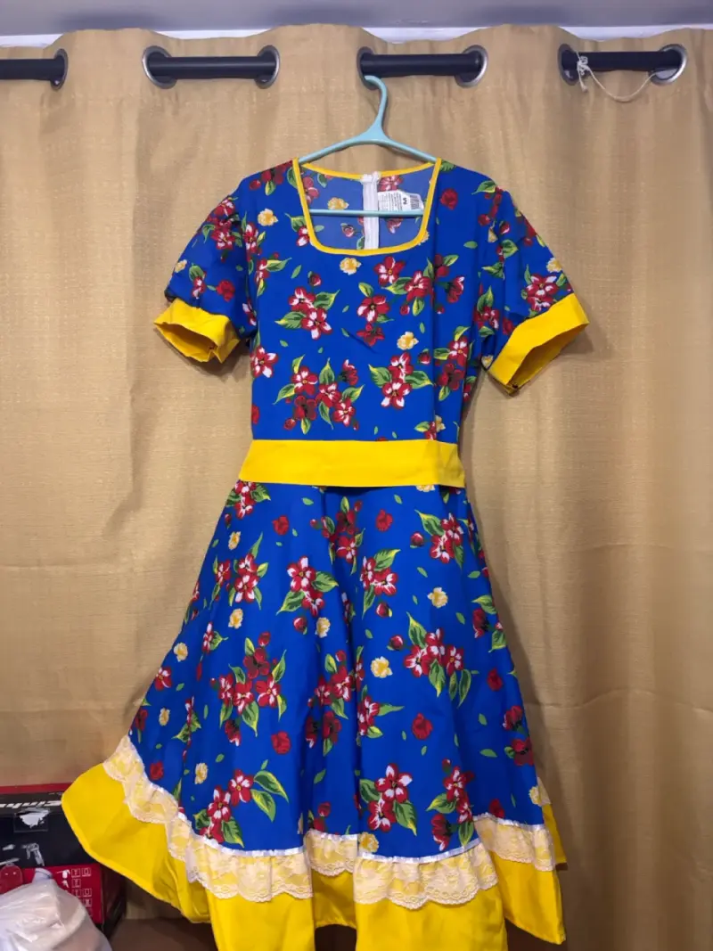 Vestido folklórico azul con flores y encaje - 1