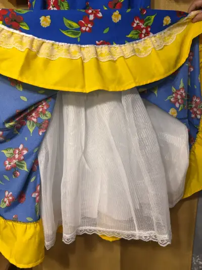 Vestido folklórico azul con flores y encaje - miniatura 3