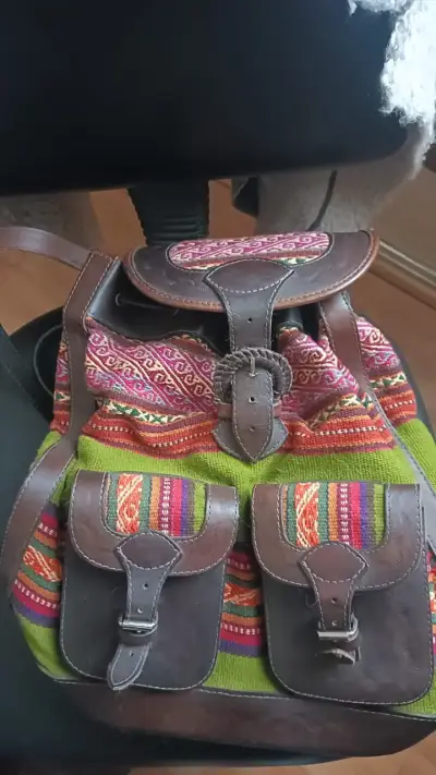 Mochila artesanal de cuero y aguayo - miniatura 1