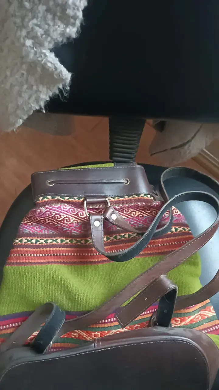 Mochila artesanal de cuero y aguayo - 2