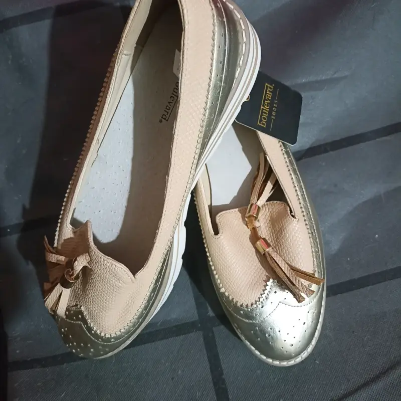 Zapatos planos beige con detalles dorados Boulevard - 1