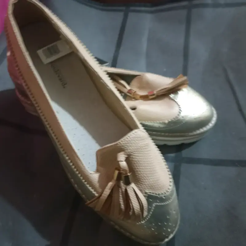Zapatos planos beige con detalles dorados Boulevard - 2