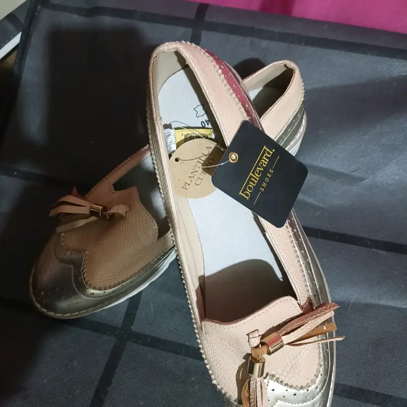 Zapatos planos beige con detalles dorados Boulevard - 3