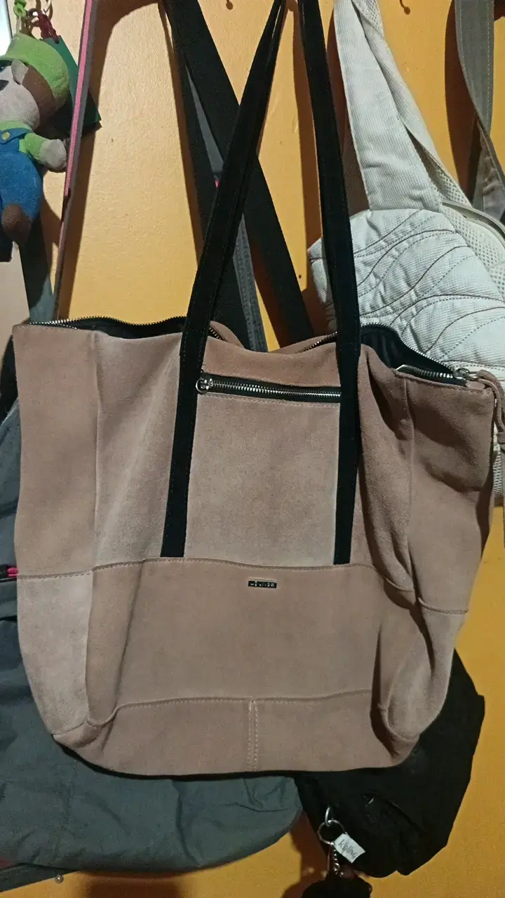 Bolso tote beige con detalles negros