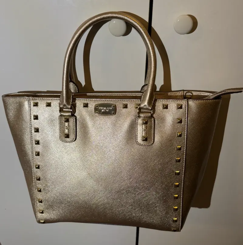 Bolso de mano dorado Michael Kors con tachas - 1