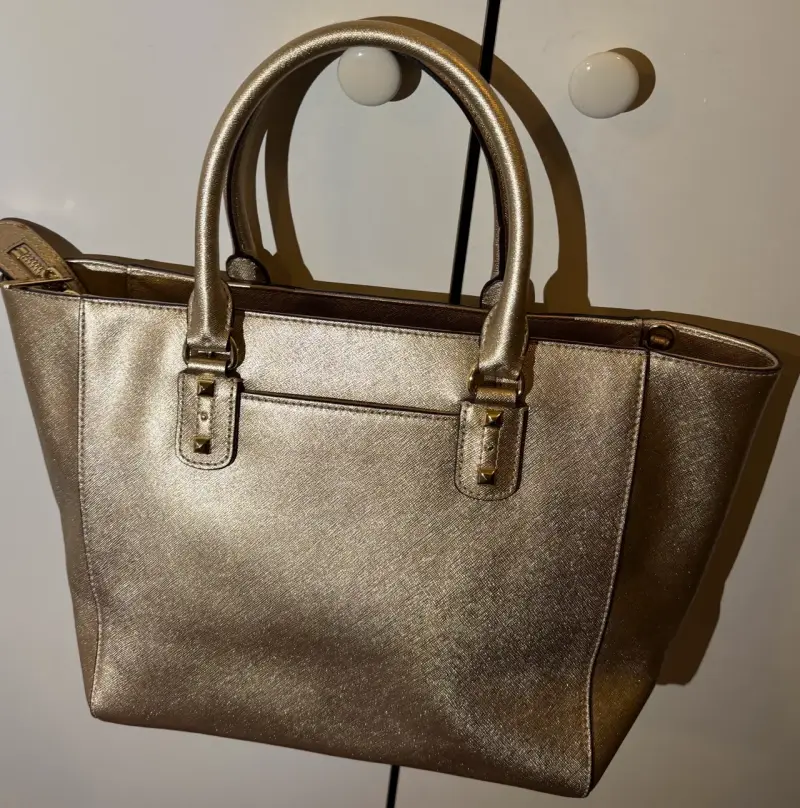 Bolso de mano dorado Michael Kors con tachas - 2