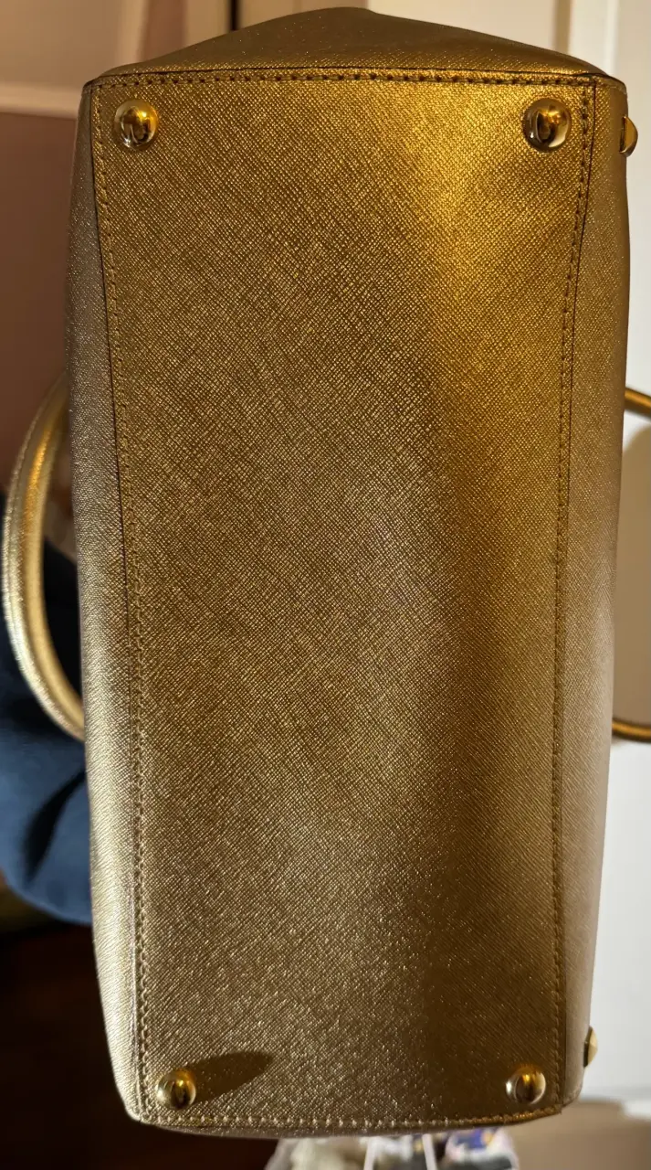 Bolso de mano dorado Michael Kors con tachas - 3
