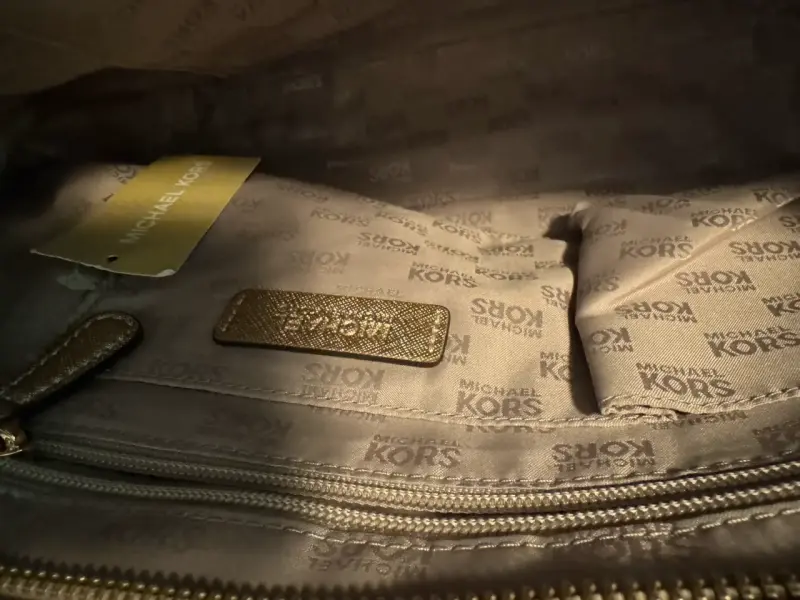 Bolso de mano dorado Michael Kors con tachas - 5