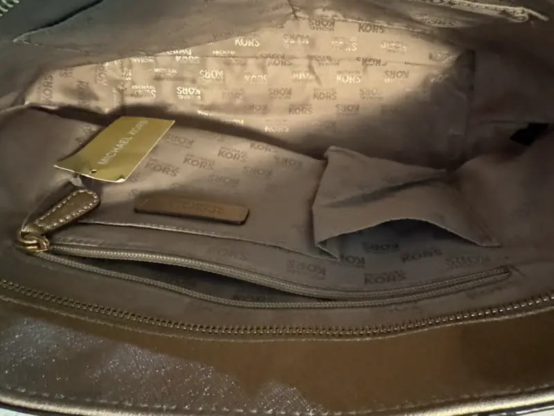 Bolso de mano dorado Michael Kors con tachas - 6