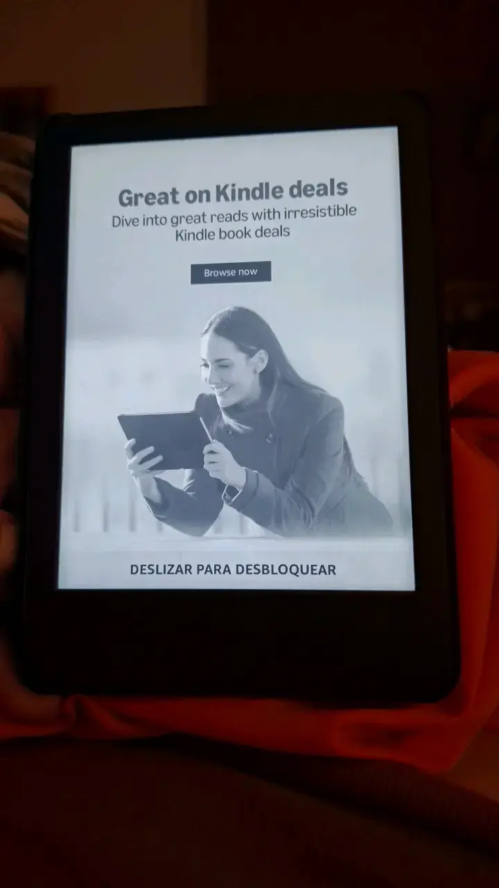 Kindle azul con funda protectora verde