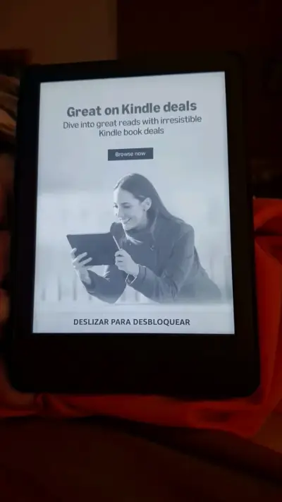Kindle azul con funda protectora verde - miniatura 1