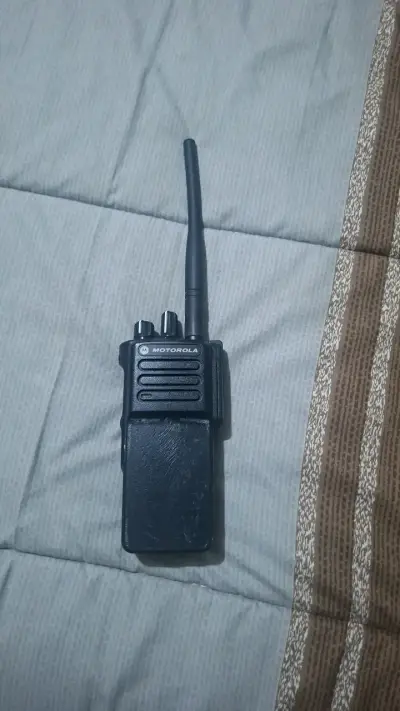 Radio portátil Motorola con cargador - miniatura 1