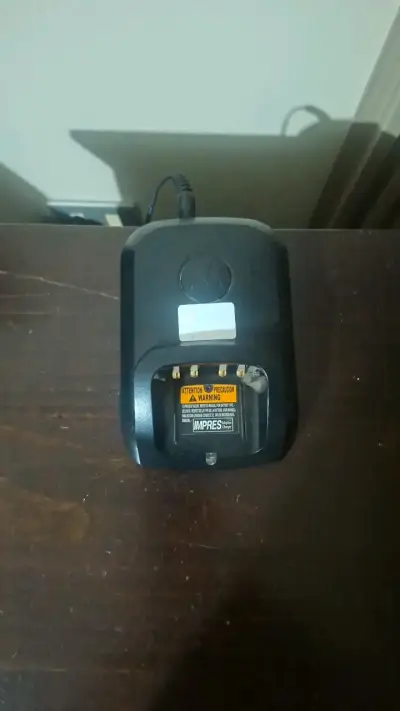 Radio portátil Motorola con cargador - miniatura 2