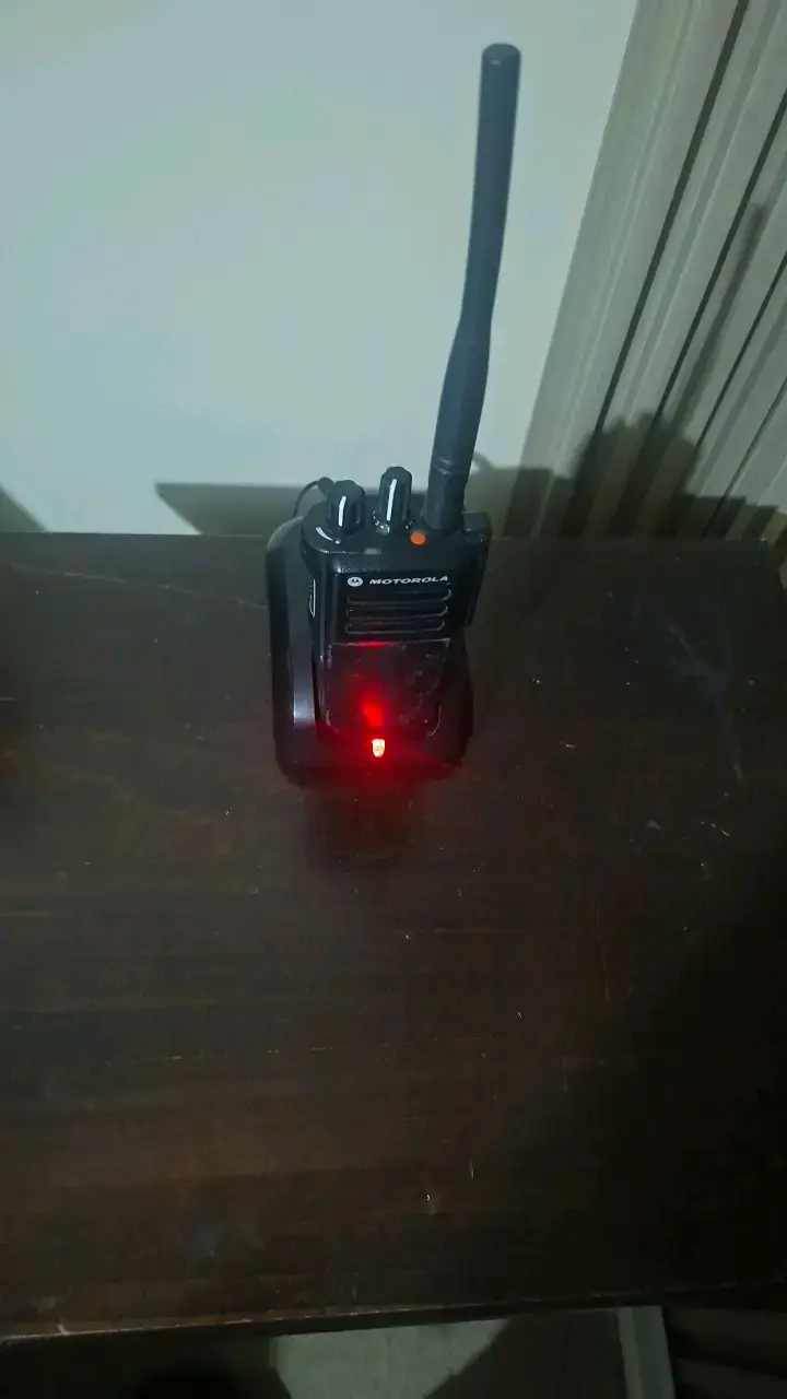 Radio portátil Motorola con cargador - 3