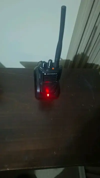 Radio portátil Motorola con cargador - miniatura 3