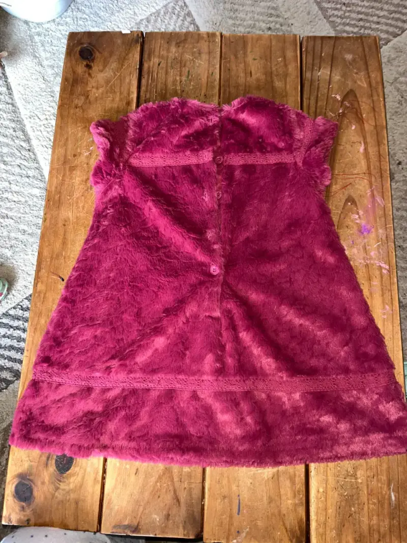 Vestido de niña color burdeos con detalles de flecos - 2