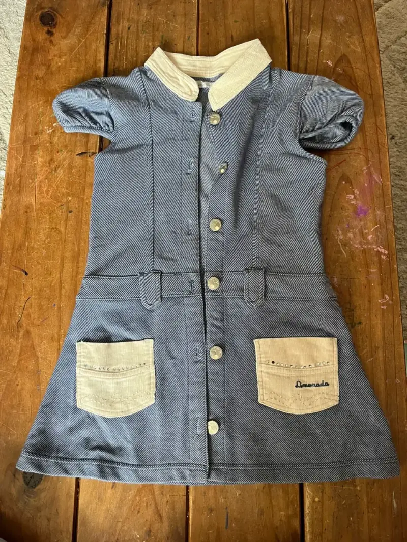 Vestido infantil azul con bolsillos beige - 1
