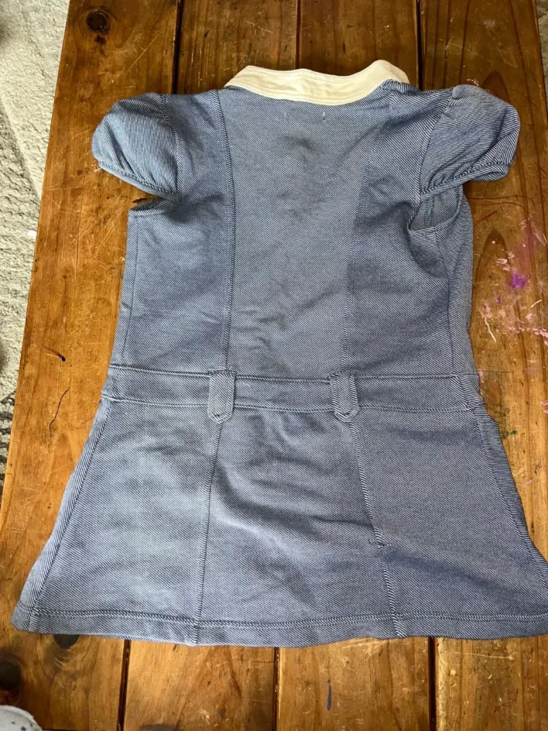 Vestido infantil azul con bolsillos beige - 2