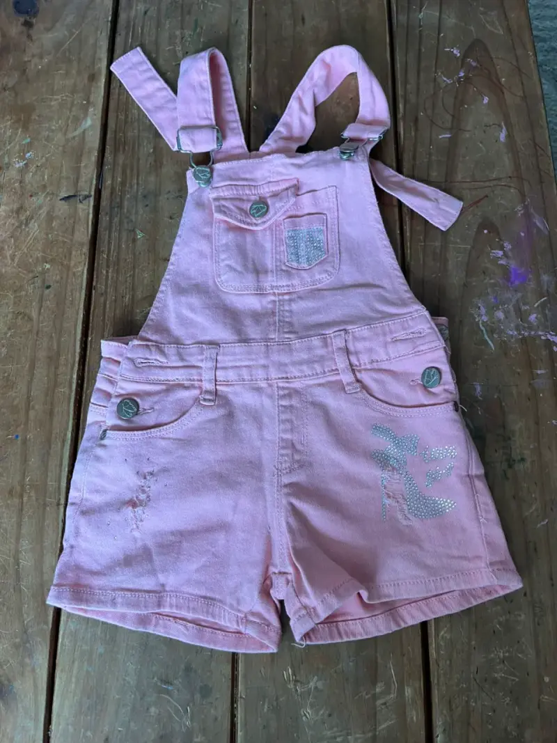 Jardinera corta rosada para niña con diseño brillante - 1